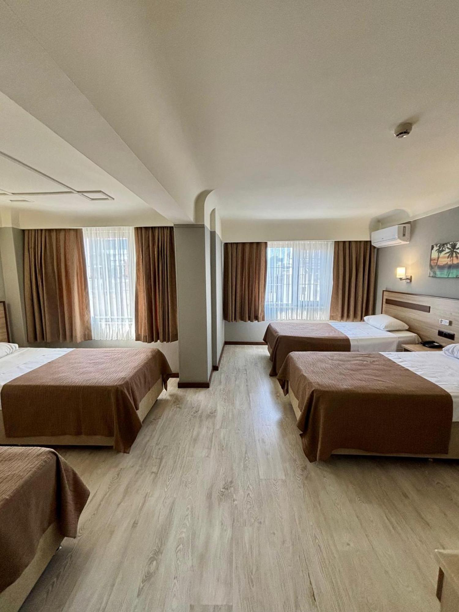 Gold Hotel — Photos 3