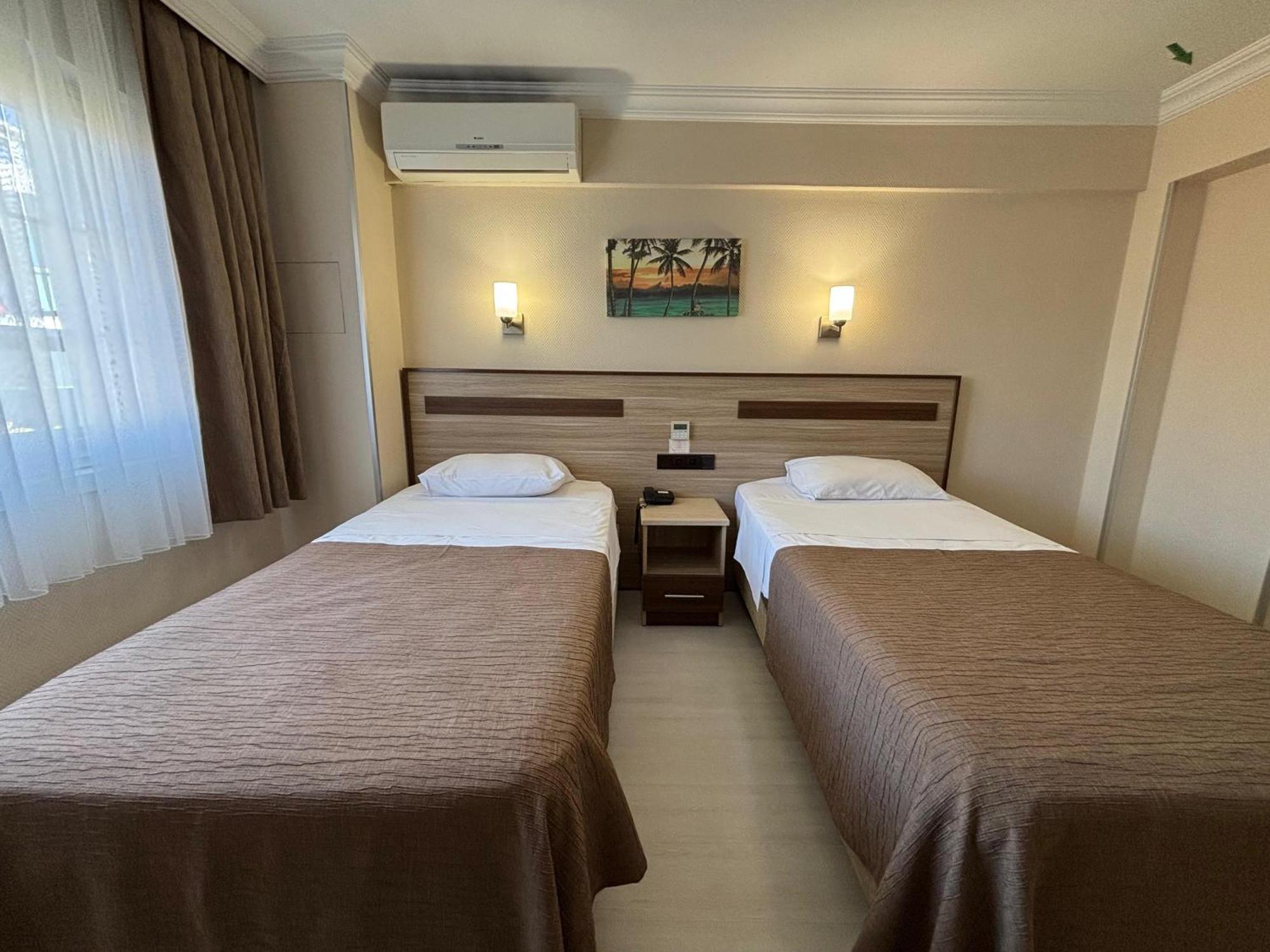 Gold Hotel — Photos 2